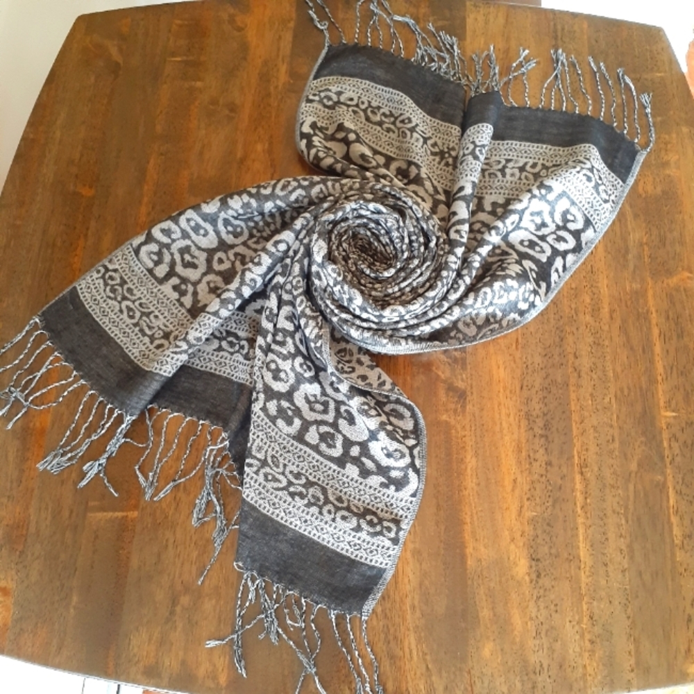 Ladies wrap/ shawl/ scarf